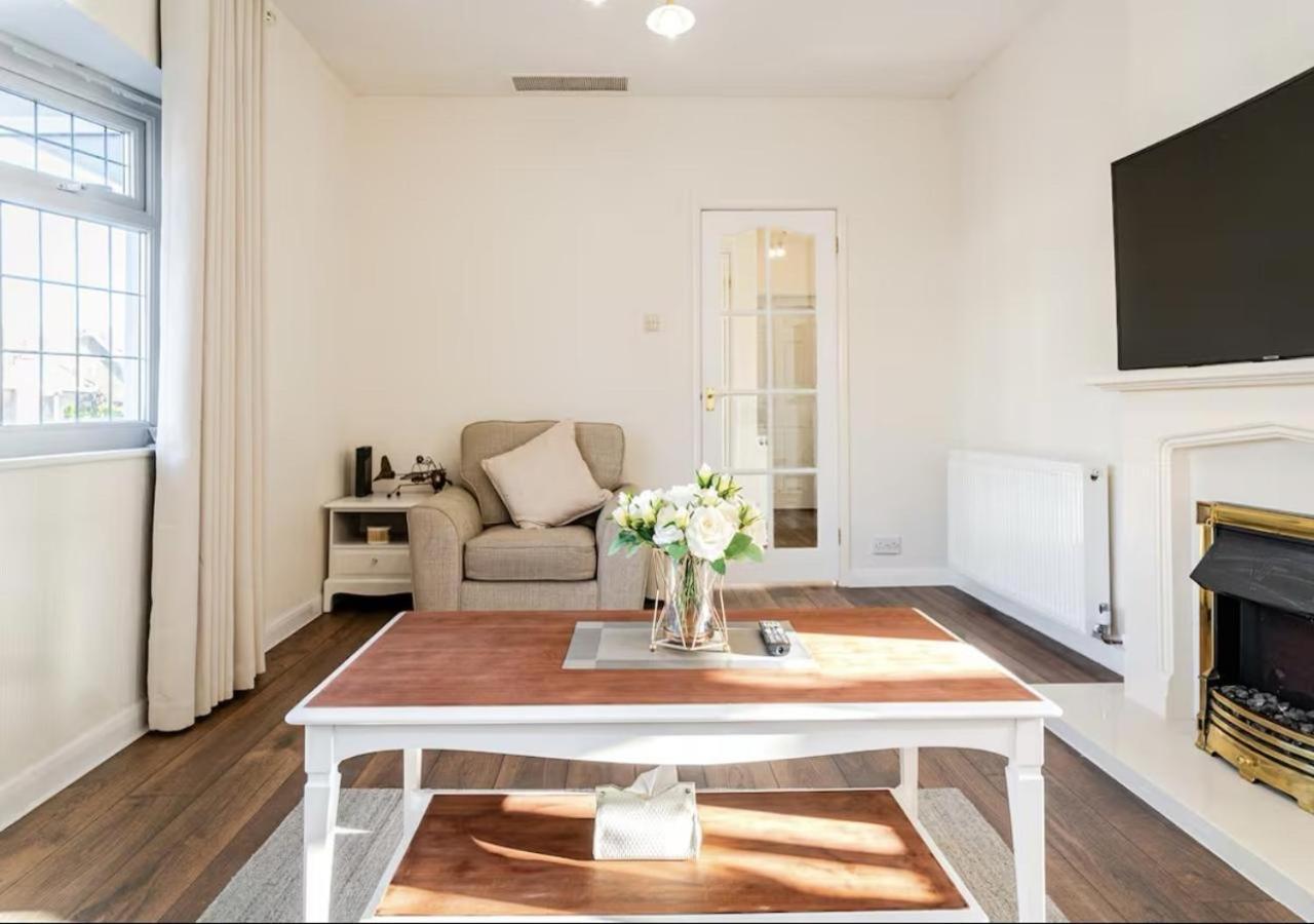 Villa Cannon Village- Elegance & Comfort By Cannon Park , A Historic Retreat Next To The Of Warwick ,free Parking ,3 Bedrooms ,sleeps 9 Coventry