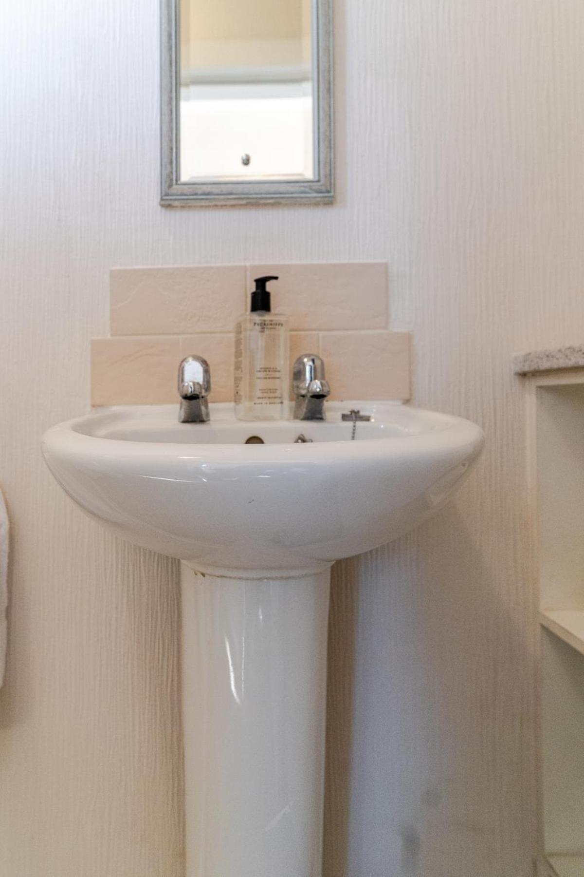 Cannon Village- Elegance & Comfort By Cannon Park , A Historic Retreat Next To The Of Warwick ,free Parking ,3 Bedrooms ,sleeps 9 * Coventry