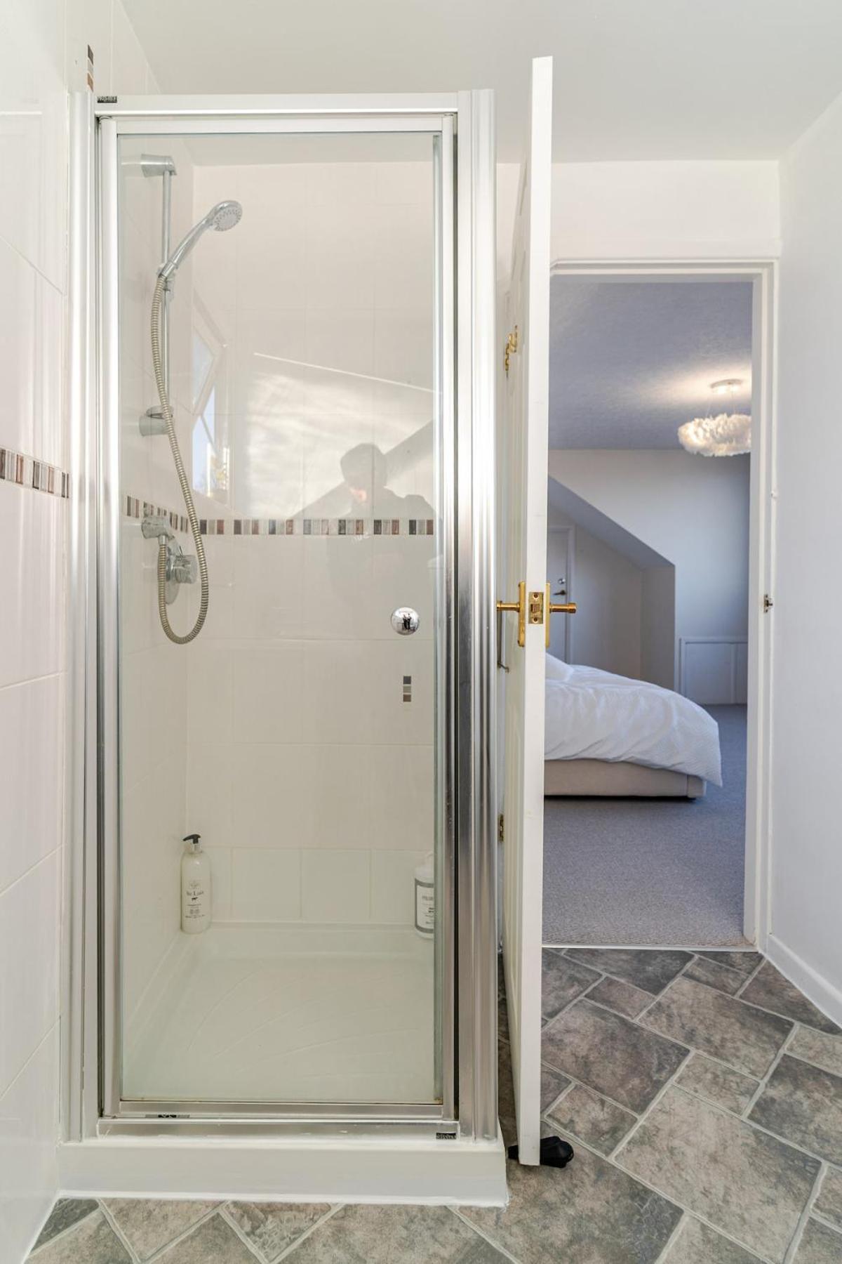 Cannon Village- Elegance & Comfort By Cannon Park , A Historic Retreat Next To The Of Warwick ,free Parking ,3 Bedrooms ,sleeps 9 *